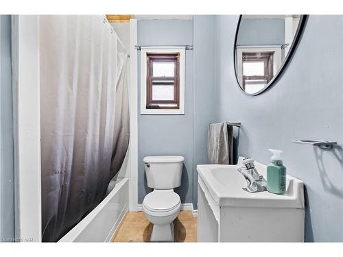 4855 Maple Street, Niagara Falls, ON - Indoor Photo Showing Bathroom