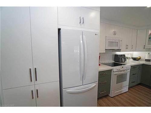 504-264 Grantham Avenue, St. Catharines, ON - Indoor Photo Showing Kitchen