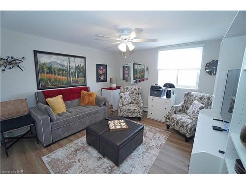 504-264 Grantham Avenue, St. Catharines, ON - Indoor Photo Showing Living Room