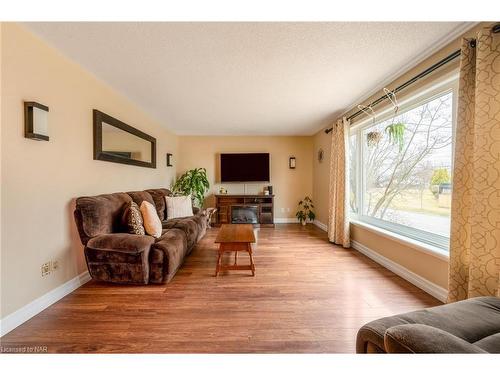 46 Grapeview Drive, St. Catharines, ON - Indoor Photo Showing Living Room