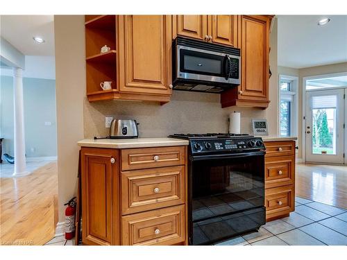 8143 Westminster Drive, Niagara Falls, ON - Indoor Photo Showing Kitchen