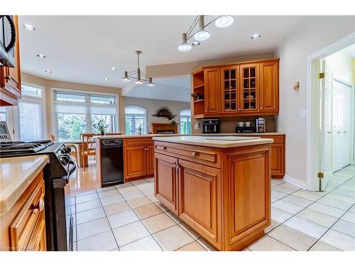 8143 Westminster Drive, Niagara Falls, ON - Indoor Photo Showing Kitchen