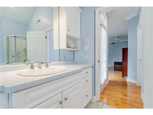 8143 Westminster Drive, Niagara Falls, ON - Indoor Photo Showing Bathroom