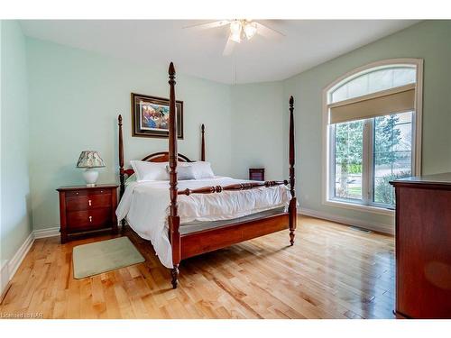 8143 Westminster Drive, Niagara Falls, ON - Indoor Photo Showing Bedroom