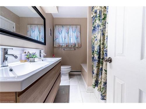 72 Sanatorium Road, Hamilton, ON - Indoor Photo Showing Bathroom