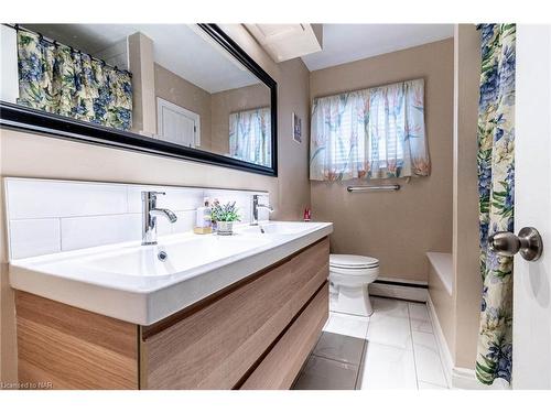 72 Sanatorium Road, Hamilton, ON - Indoor Photo Showing Bathroom