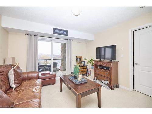 1314-330 Prince Charles Drive S, Welland, ON - Indoor Photo Showing Living Room