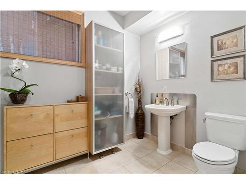 16 Burnham Court, Grimsby, ON - Indoor Photo Showing Bathroom