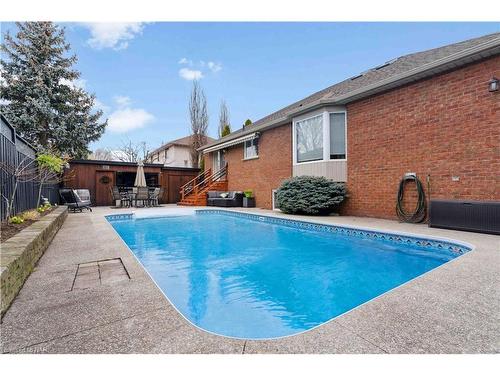 16 Burnham Court, Grimsby, ON - Outdoor With In Ground Pool