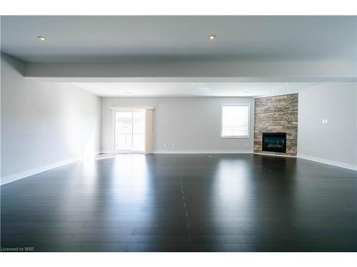 9148 Hendershot Boulevard, Niagara Falls, ON - Indoor Photo Showing Living Room With Fireplace
