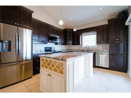 9148 Hendershot Boulevard, Niagara Falls, ON - Indoor Photo Showing Kitchen
