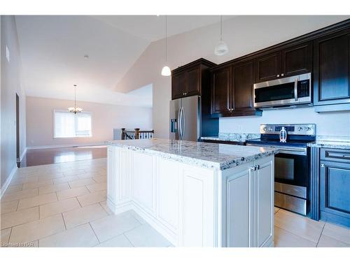 9148 Hendershot Boulevard, Niagara Falls, ON - Indoor Photo Showing Kitchen With Upgraded Kitchen