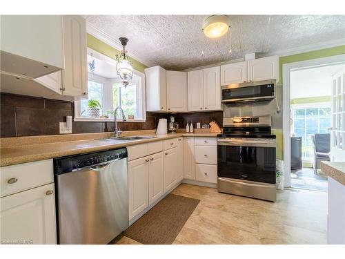 2904 Baker Road, Niagara Falls, ON - Indoor Photo Showing Kitchen