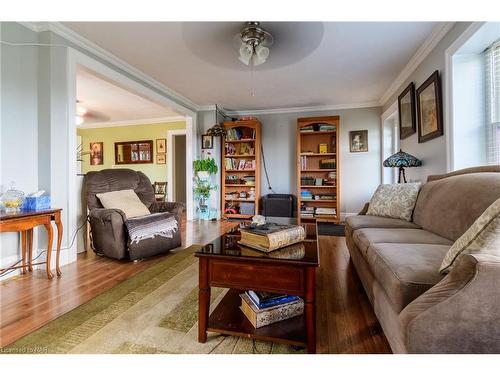 2904 Baker Road, Niagara Falls, ON - Indoor Photo Showing Living Room