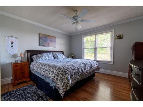 2904 Baker Road, Niagara Falls, ON - Indoor Photo Showing Bedroom