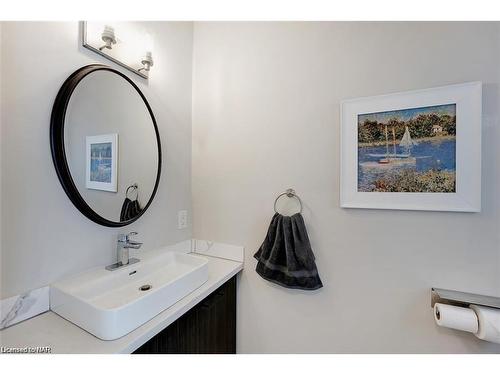 77 B Broadway Avenue, St. Catharines, ON - Indoor Photo Showing Bathroom