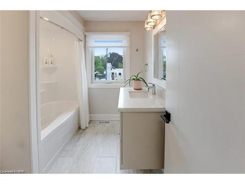 77 B Broadway Avenue, St. Catharines, ON - Indoor Photo Showing Bathroom
