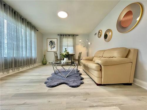 5793 Dixon Street, Niagara Falls, ON - Indoor Photo Showing Living Room