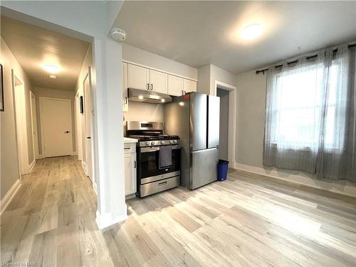 5793 Dixon Street, Niagara Falls, ON - Indoor Photo Showing Kitchen