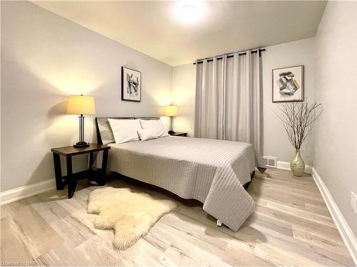 5793 Dixon Street, Niagara Falls, ON - Indoor Photo Showing Bedroom