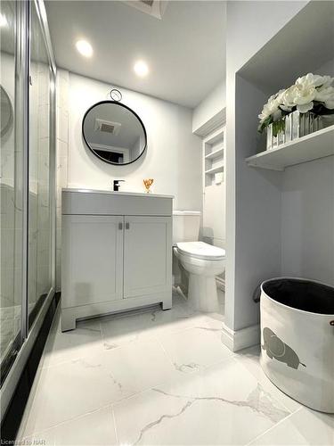 5793 Dixon Street, Niagara Falls, ON - Indoor Photo Showing Bathroom