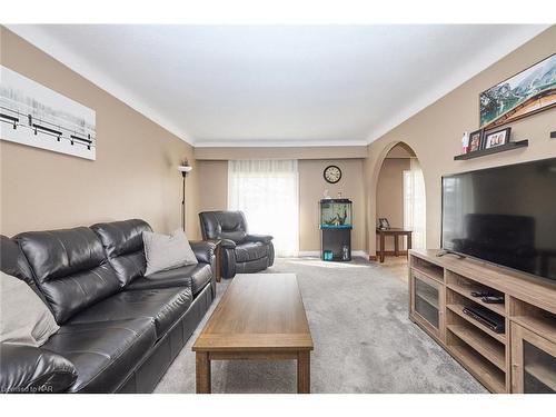 62 Glenayr Place, Welland, ON - Indoor Photo Showing Living Room