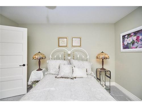 10 Tulip Tree Road, Niagara-On-The-Lake, ON - Indoor Photo Showing Bedroom