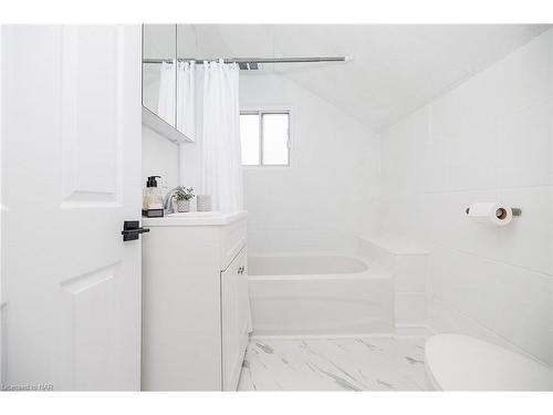 14 Pine Street, Welland, ON - Indoor Photo Showing Bathroom