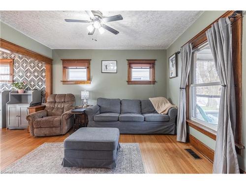4986 Willmott Street, Niagara Falls, ON - Indoor Photo Showing Living Room
