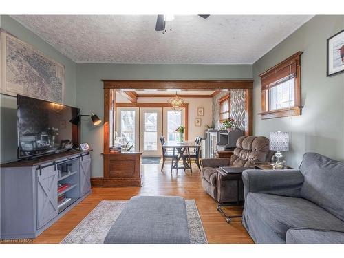4986 Willmott Street, Niagara Falls, ON - Indoor Photo Showing Living Room
