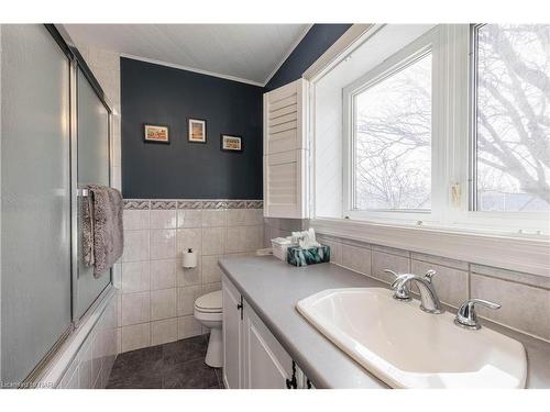 4986 Willmott Street, Niagara Falls, ON - Indoor Photo Showing Bathroom