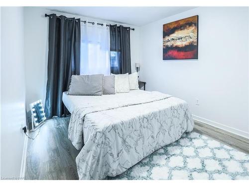6560 Harmony Avenue, Niagara Falls, ON - Indoor Photo Showing Bedroom