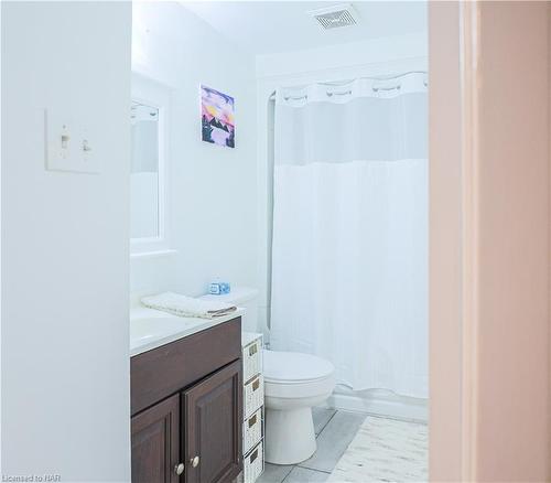 6560 Harmony Avenue, Niagara Falls, ON - Indoor Photo Showing Bathroom