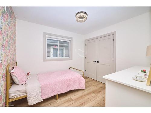 73 Bergenstein Cres Crescent, Fonthill, ON - Indoor Photo Showing Bedroom
