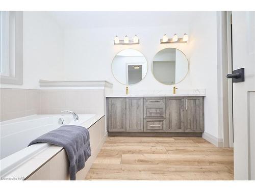 73 Bergenstein Cres Crescent, Fonthill, ON - Indoor Photo Showing Bathroom