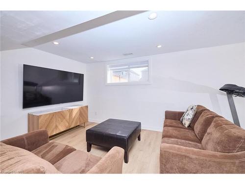 73 Bergenstein Cres Crescent, Fonthill, ON - Indoor Photo Showing Living Room