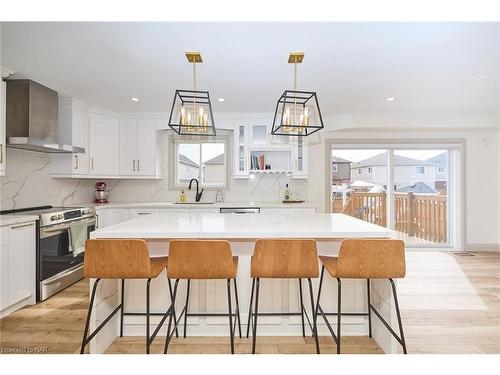 73 Bergenstein Cres Crescent, Fonthill, ON - Indoor Photo Showing Kitchen With Upgraded Kitchen