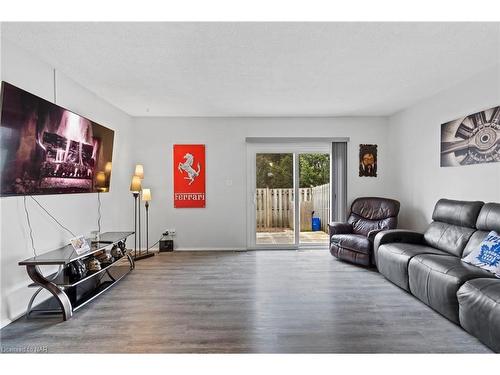 7-5815 Swayze Drive, Niagara Falls, ON - Indoor Photo Showing Living Room