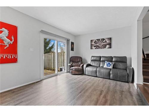 7-5815 Swayze Drive, Niagara Falls, ON - Indoor Photo Showing Living Room