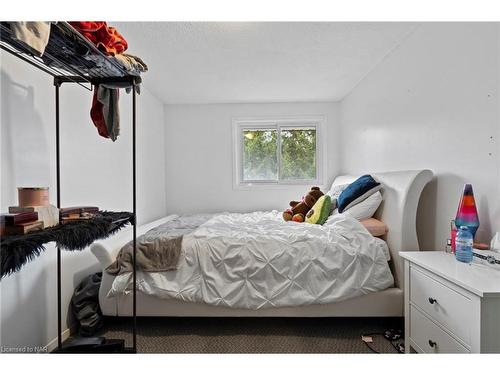 7-5815 Swayze Drive, Niagara Falls, ON - Indoor Photo Showing Bedroom