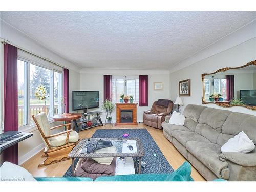 725 South Pelham Road, Welland, ON - Indoor Photo Showing Living Room