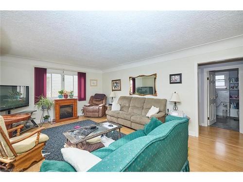 725 South Pelham Road, Welland, ON - Indoor Photo Showing Living Room