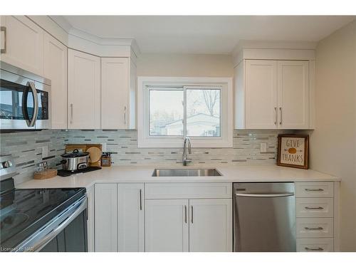 69 Lillian Place, Fort Erie, ON - Indoor Photo Showing Kitchen