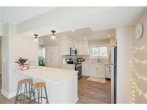 69 Lillian Place, Fort Erie, ON - Indoor Photo Showing Kitchen With Upgraded Kitchen