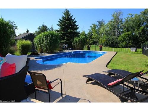 3314 Lakecrest Court, Ridgeway, ON - Outdoor With In Ground Pool With Backyard