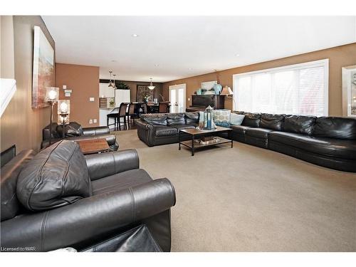 3314 Lakecrest Court, Ridgeway, ON - Indoor Photo Showing Living Room