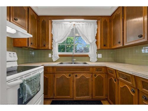 508A Niagara Street, St. Catharines, ON - Indoor Photo Showing Kitchen With Double Sink