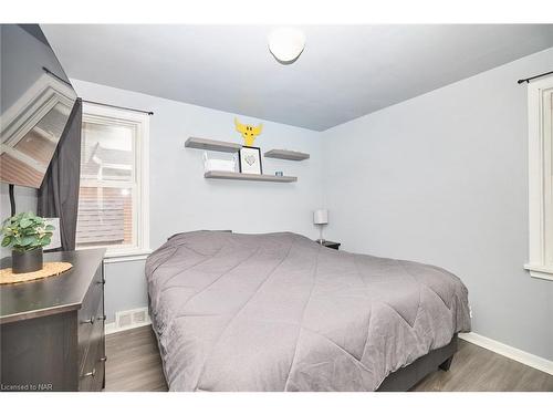 5261 Rosedale Drive, Niagara Falls, ON - Indoor Photo Showing Bedroom