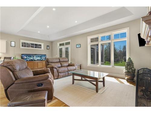 3089 Niagara River Parkway, Stevensville, ON - Indoor Photo Showing Living Room
