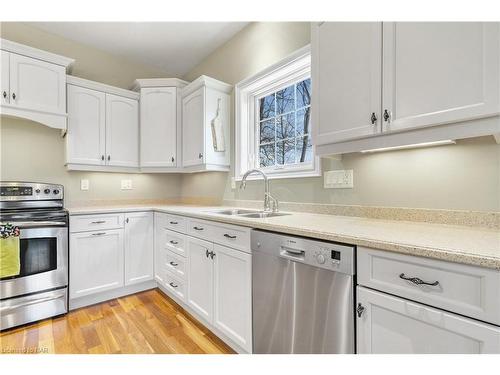 3089 Niagara River Parkway, Stevensville, ON - Indoor Photo Showing Kitchen With Double Sink